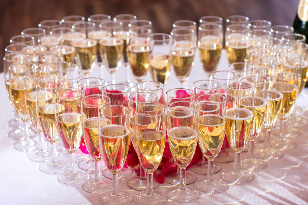 Сложно представить себе свадьбу без шампанского
