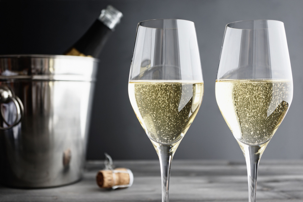 День шампанского нельзя провести без бокала игристого вина