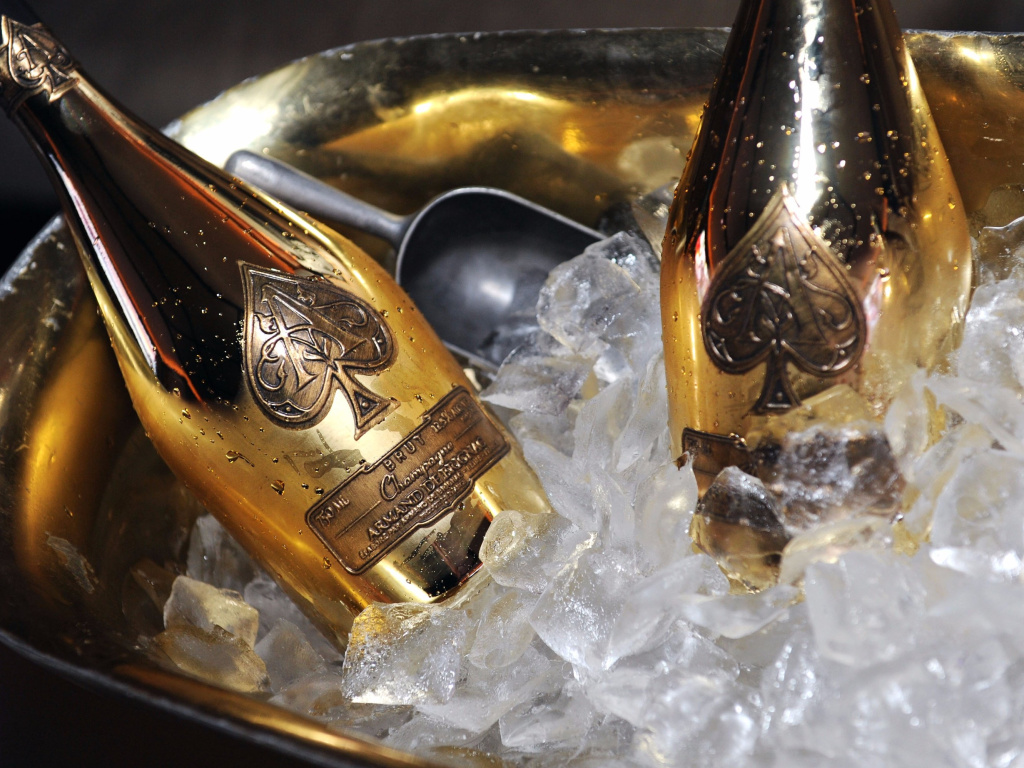 Дорогие марки шампанского часто имеют уникальный дизайн бутылки