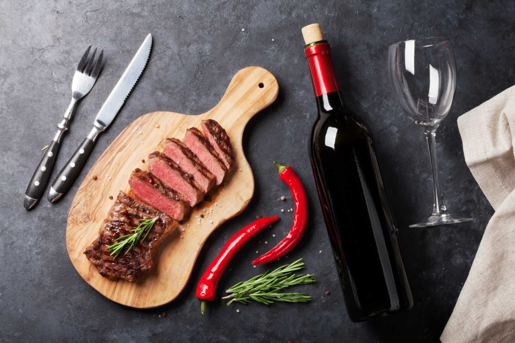 Разные типы мяса требуют подбора разных типов вин, чтобы раскрыть их вкус полностью