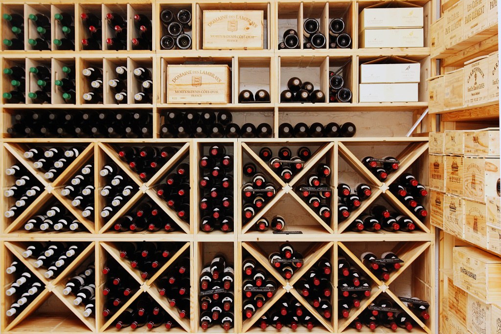 Чтобы вино не потеряло своих вкусовых качеств, есть несколько правил его хранения