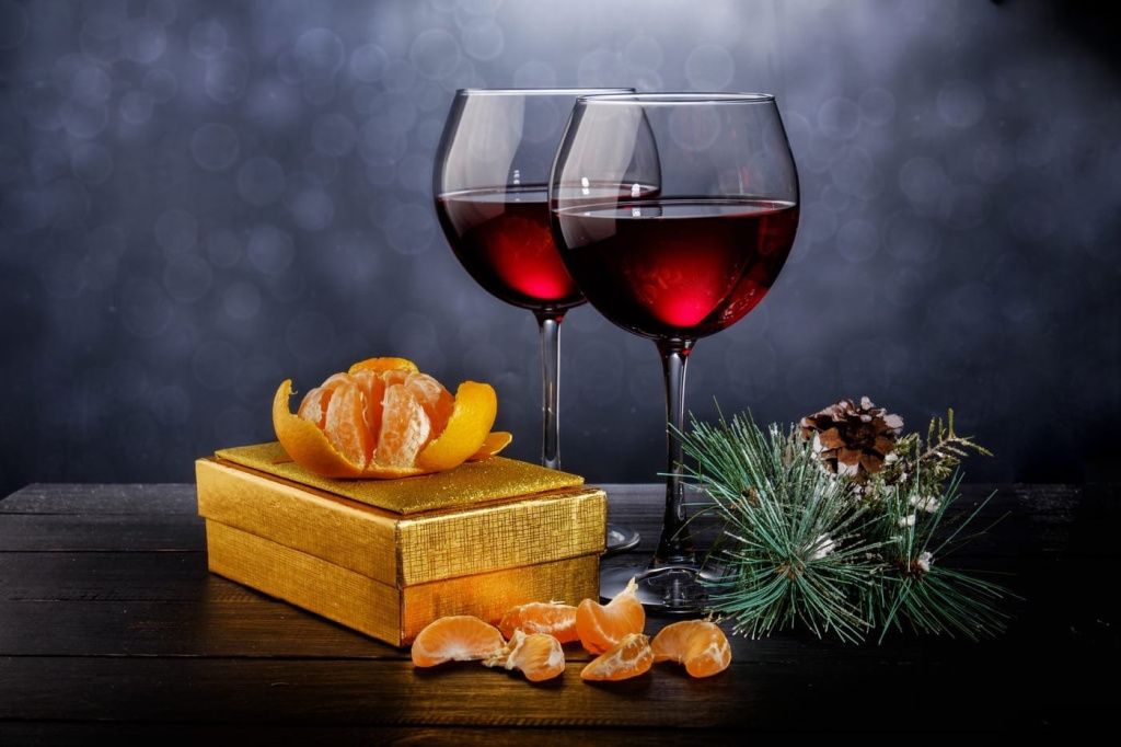 Вино на новый год может быть самым разным, от глубоких красных до мягких и нежных розе.